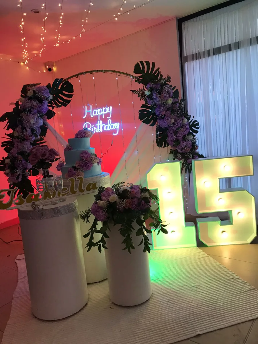 Arco floral con luces neón para fiesta de quince