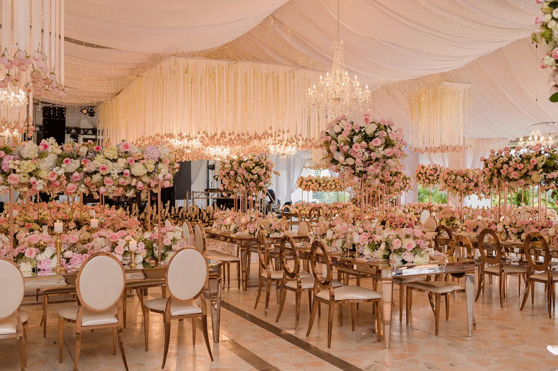 Montaje de lujo con carpa, arañas de cristal y flores