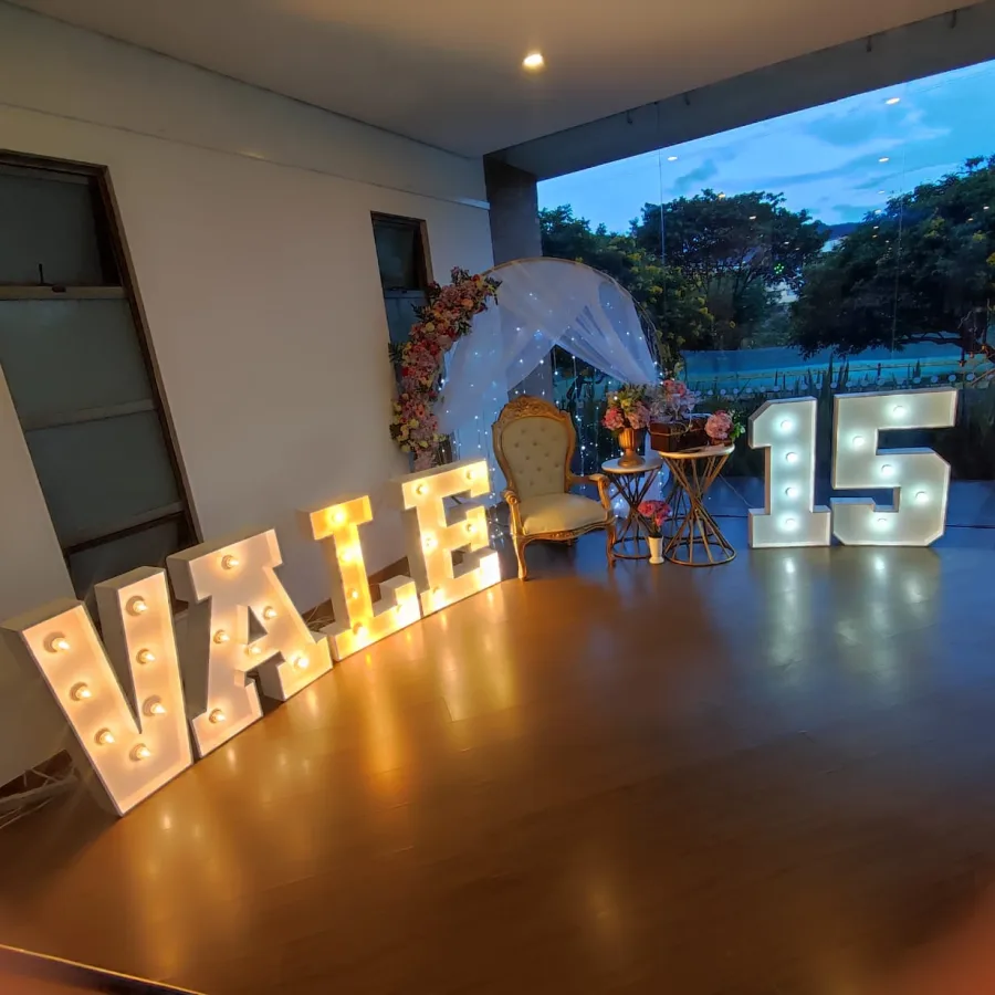 Letras iluminadas y decoración de bienvenida