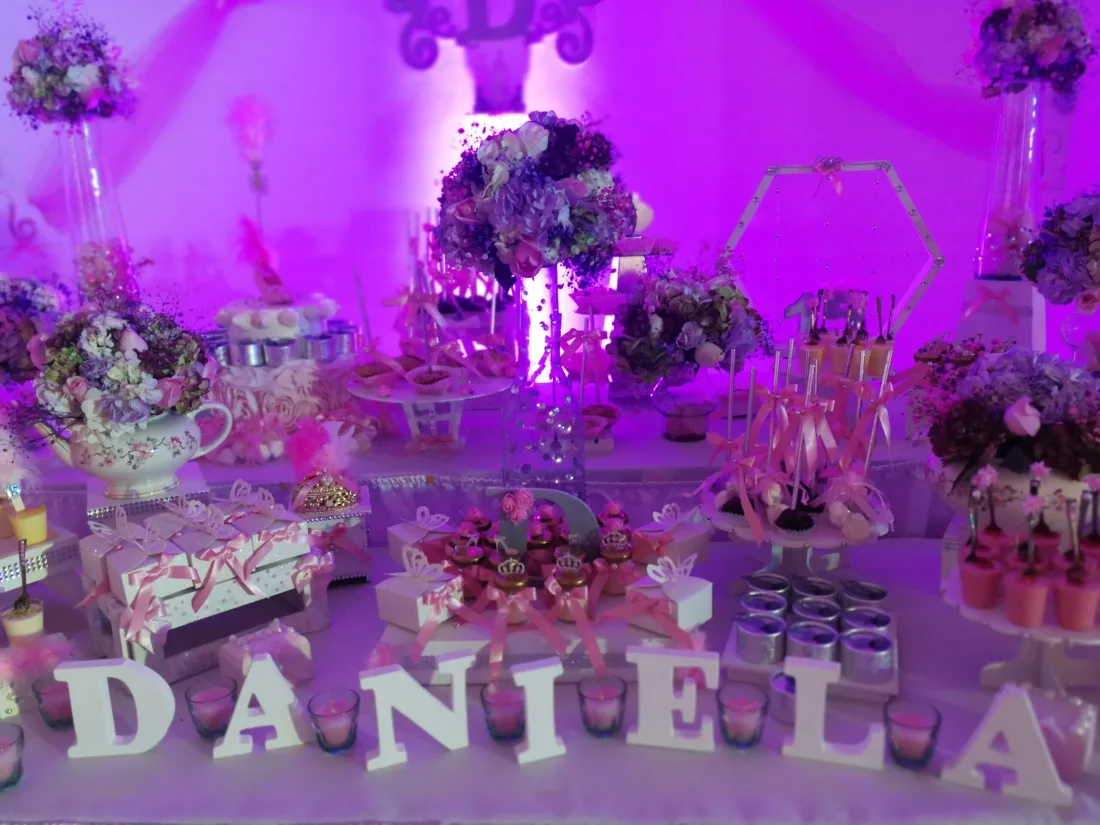 Mesa de dulces temática para fiesta de quince años