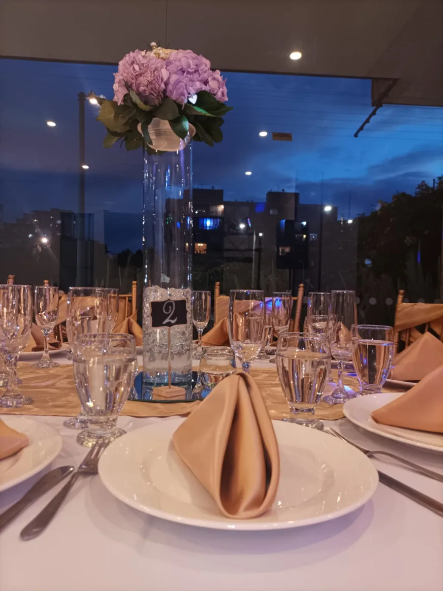 Montaje de mesa con vajilla y centro floral